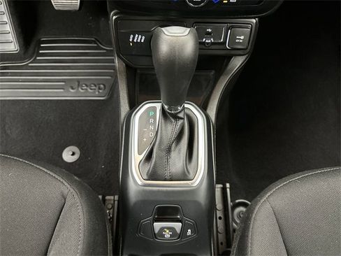 Used 2020 Jeep Renegade Latitude w/ Cold Weather Group image 19