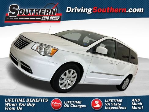 Used 2014 Chrysler Town & Country Touring FWD image 1