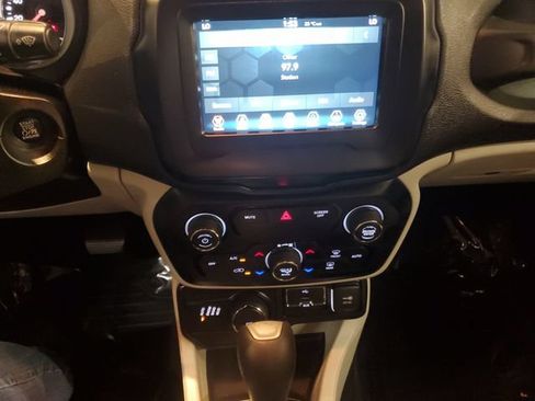 Used 2019 Jeep Renegade Latitude w/ Popular Equipment Group AWD/4WD image 19