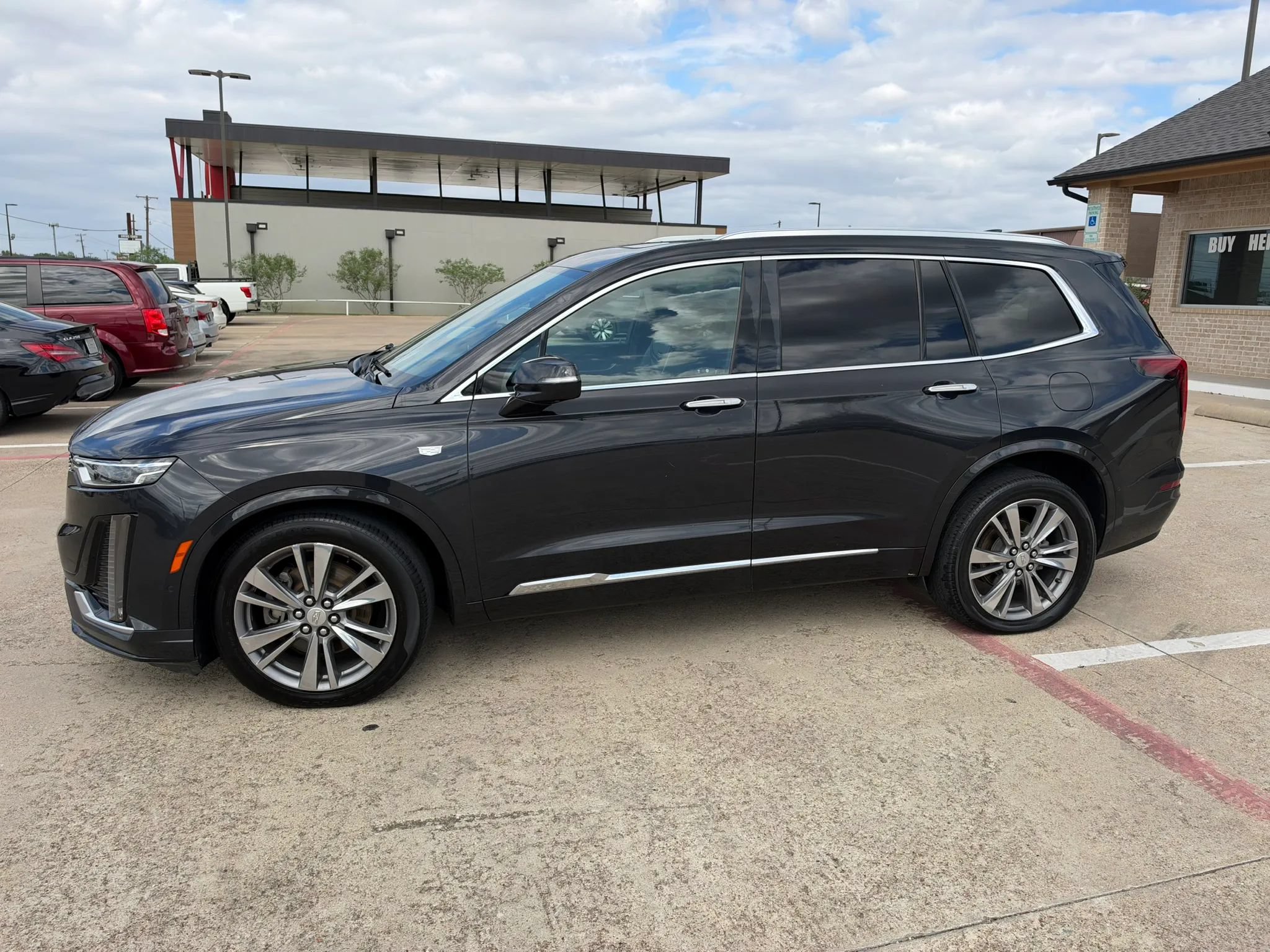 Used 2020 Cadillac XT6 Premium Luxury w/ Platinum Package AWD/4WD image 4