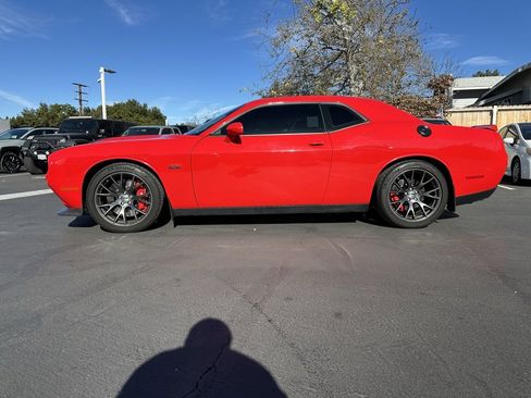 Used 2016 Dodge Challenger SRT image 2