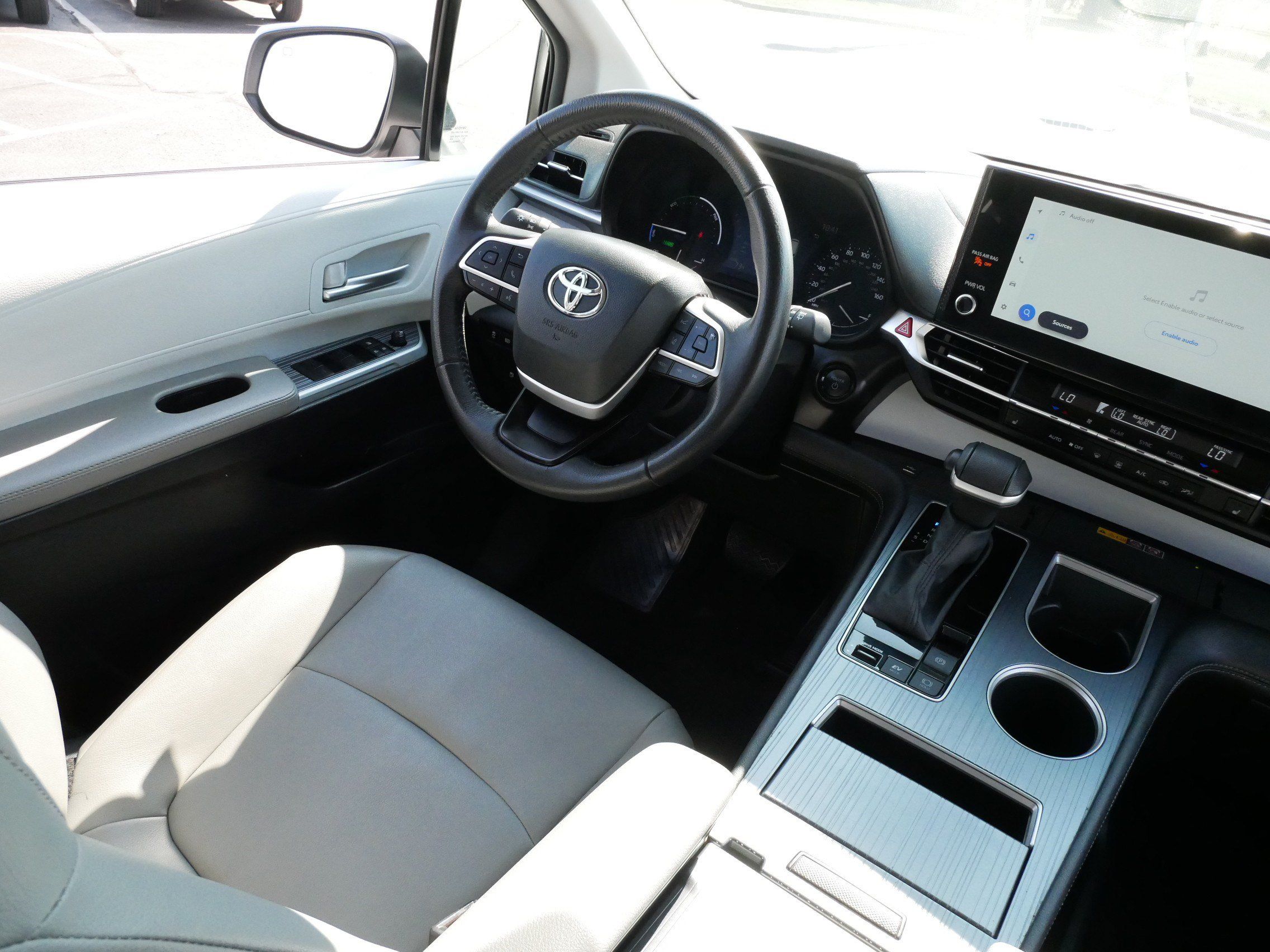 Certified 2025 Toyota Sienna XLE FWD image 9