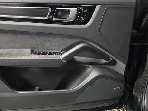 Used 2021 Porsche Cayenne GTS w/ Premium Package image 11