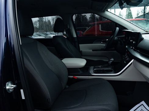 Used 2024 Kia Carnival LX image 24