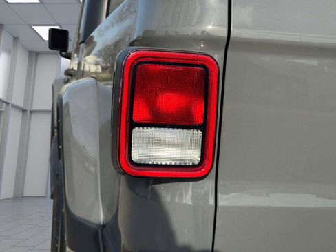 Used 2022 Jeep Gladiator Sport AWD/4WD image 10