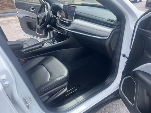 Used 2023 Jeep Compass Latitude image 28