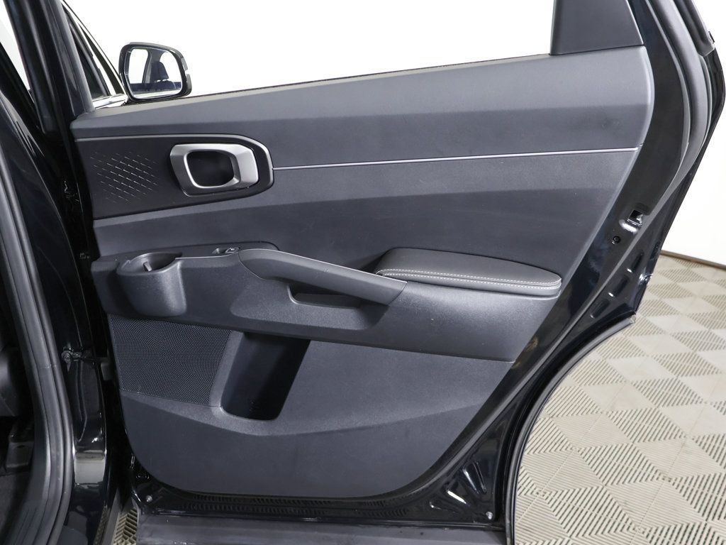 Used 2023 Kia Sorento LX FWD image 25