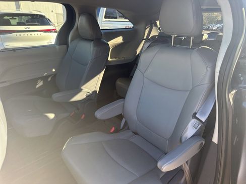 Used 2021 Toyota Sienna XLE image 5