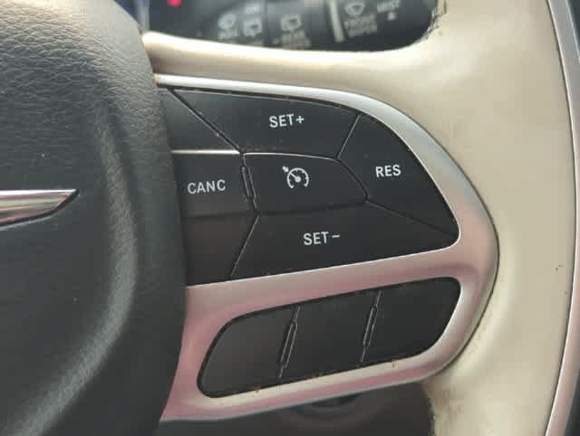 Certified 2018 Chrysler Pacifica Limited FWD image 28