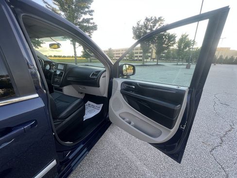 Used 2014 Chrysler Town & Country Touring FWD image 10
