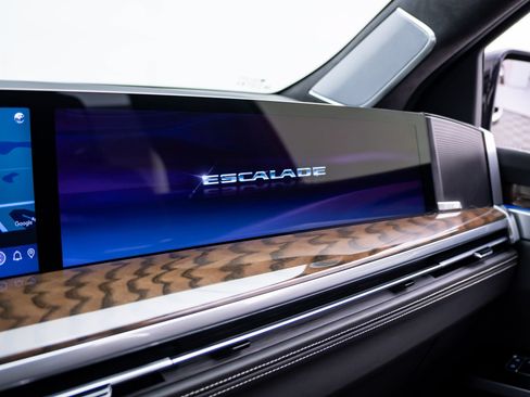 Certified 2026 Cadillac Escalade Platinum Luxury w/ LPO, Floor Liner Package AWD/4WD image 31