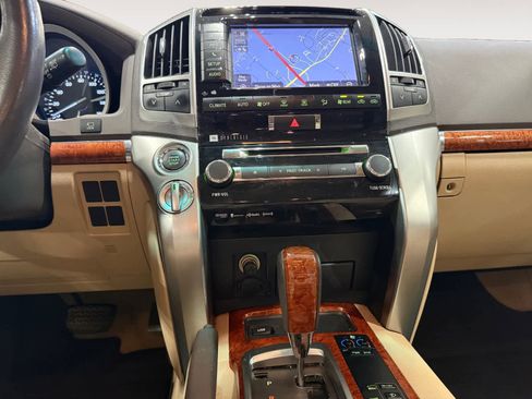 Used 2013 Toyota Land Cruiser image 12