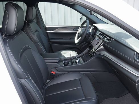 New 2025 Jeep Grand Cherokee L Limited w/ Luxury Tech Group II image 32