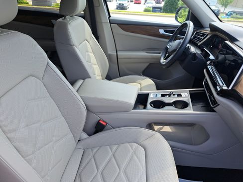 Certified 2025 Volkswagen Atlas SE FWD image 10