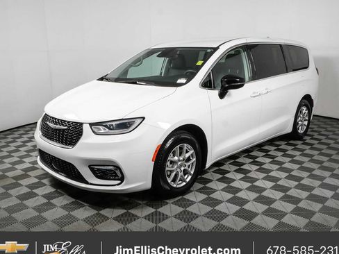 Used 2024 Chrysler Pacifica Touring-L FWD image 23
