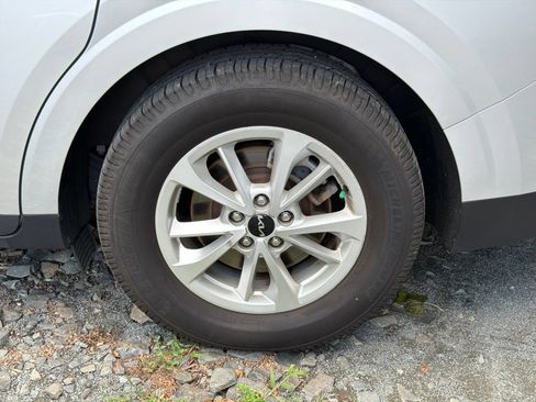 Used 2023 Kia Carnival LX FWD image 6