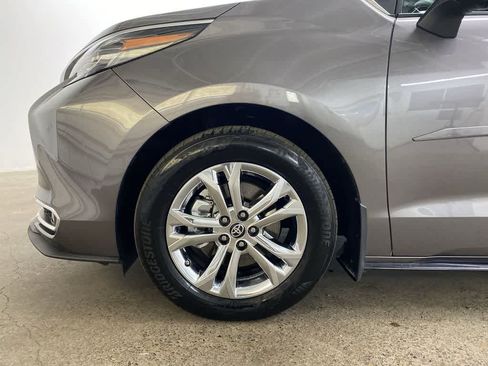 Used 2024 Toyota Sienna Platinum image 11