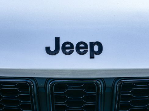 New 2025 Jeep Grand Cherokee Altitude image 12