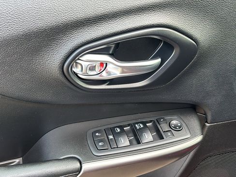 Used 2019 Jeep Cherokee Latitude w/ Cold Weather Group image 25