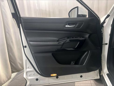 Certified 2022 Nissan Pathfinder SV image 9