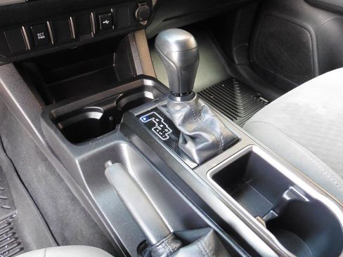 Used 2022 Toyota Tacoma SR image 9