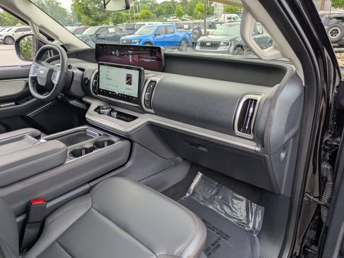 Certified 2025 Ford Expedition Active AWD/4WD image 39