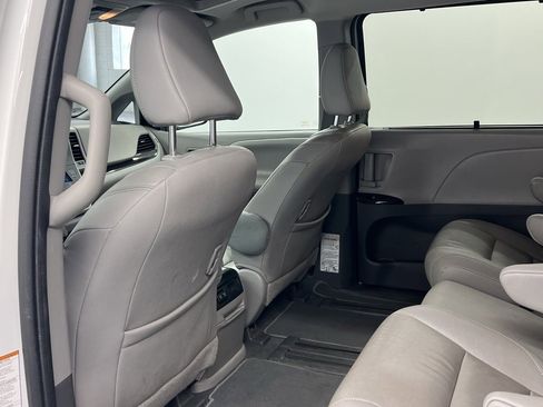 Used 2020 Toyota Sienna XLE w/ XLE Navigation Package image 9