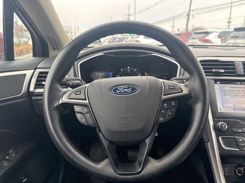 Used 2019 Ford Fusion SE image 18