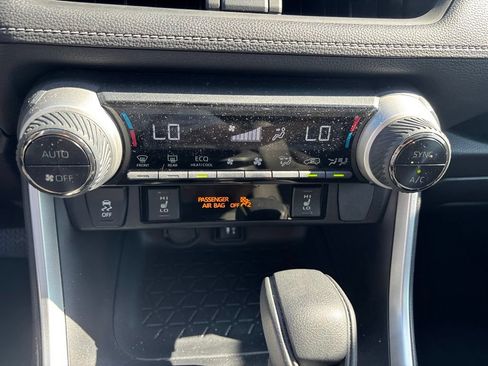 Used 2019 Toyota RAV4 XLE w/ Convenience Package FWD image 27