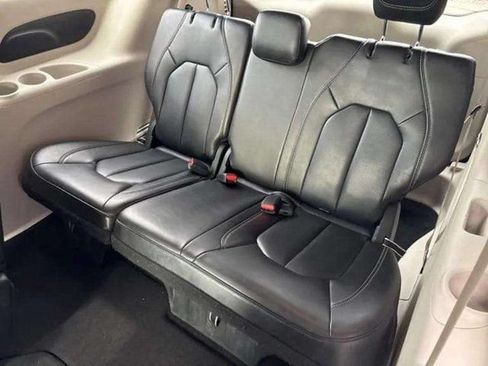 Used 2023 Chrysler Pacifica Touring-L FWD image 11