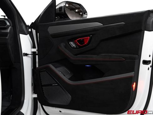 Used 2023 Lamborghini Urus Performante AWD/4WD image 32