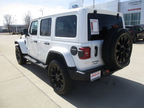 Used 2025 Jeep Wrangler Unlimited Sahara AWD/4WD image 4
