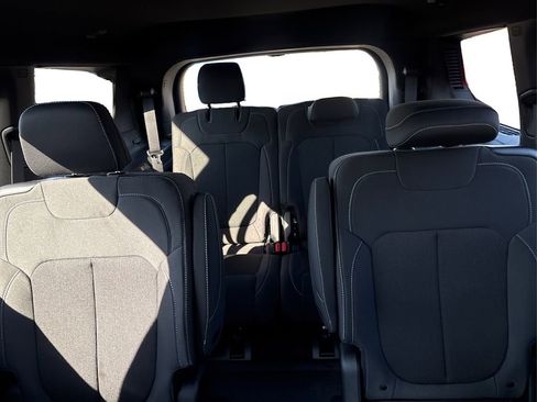 New 2026 Jeep Grand Cherokee L Laredo image 17