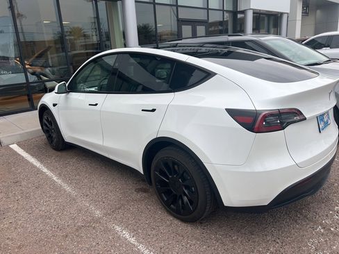 Used 2023 Tesla Model Y Long Range image 2