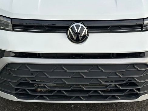 Certified 2025 Volkswagen Taos SE w/ Panoramic Sunroof Package image 9