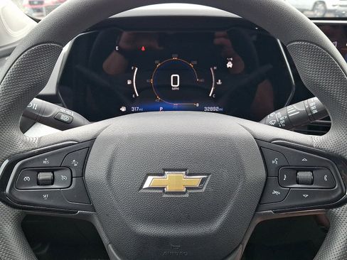 Used 2025 Chevrolet Trax LT FWD image 18