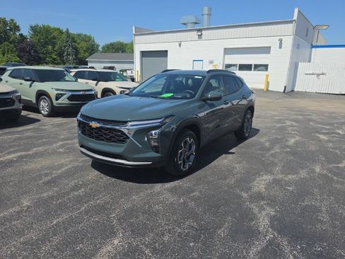 New 2026 Chevrolet Trax LT w/ Driver Confidence Package FWD image 3