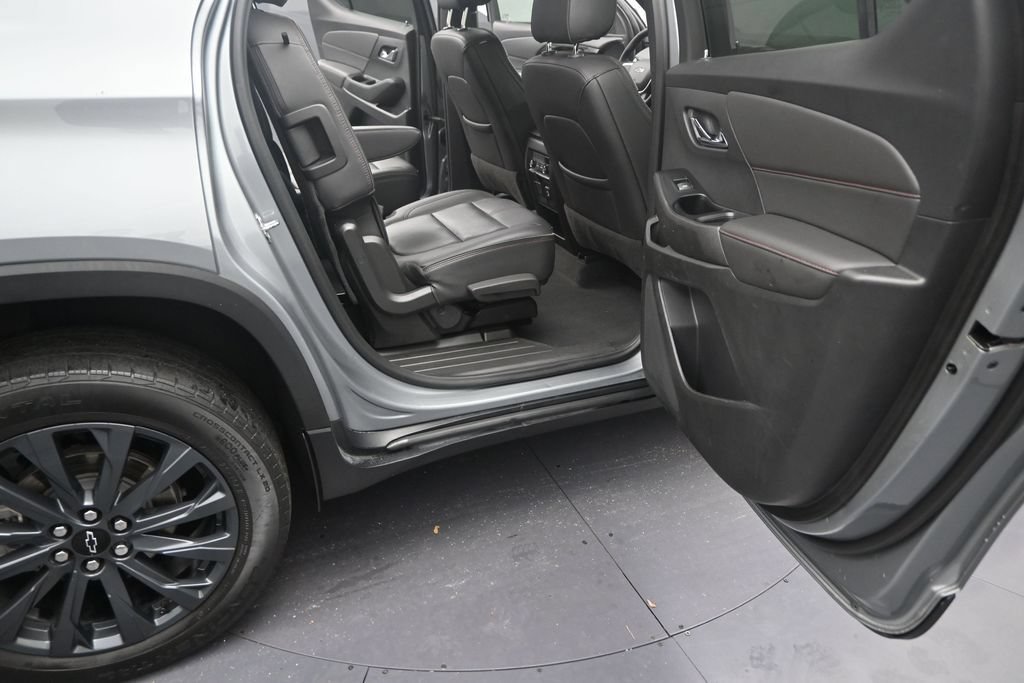 Used 2023 Chevrolet Traverse RS FWD image 14