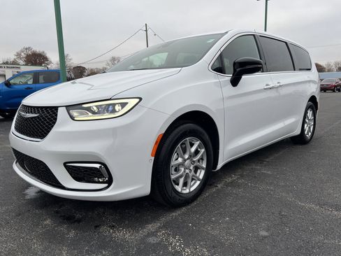 New 2026 Chrysler Pacifica Select image 9