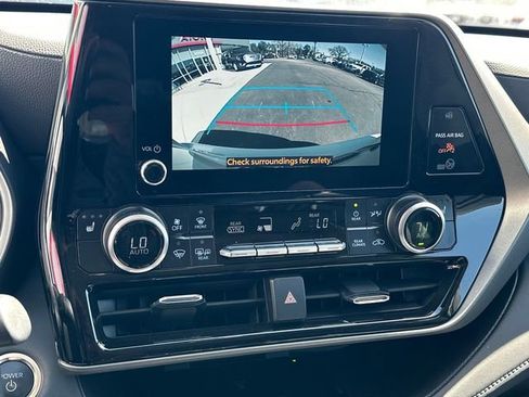 Used 2025 Toyota Highlander XLE image 23
