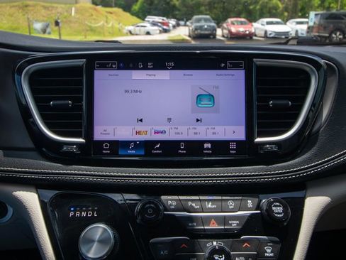 Used 2023 Chrysler Pacifica Touring-L FWD image 28