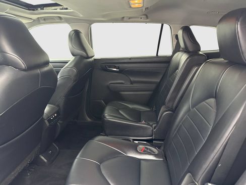 Used 2021 Toyota Highlander XLE FWD image 38