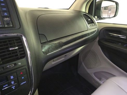 Used 2015 Chrysler Town & Country Touring image 46
