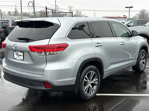 Used 2017 Toyota Highlander LE w/ Carpet Mat Package image 31