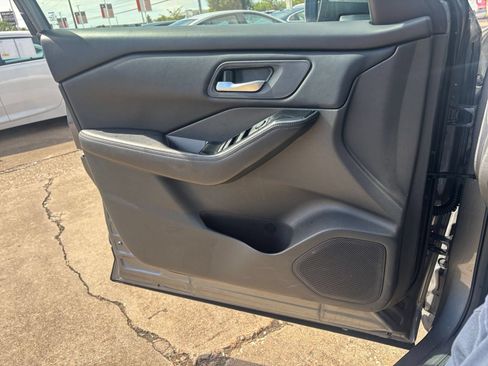 Used 2025 Nissan Rogue SV AWD/4WD image 18