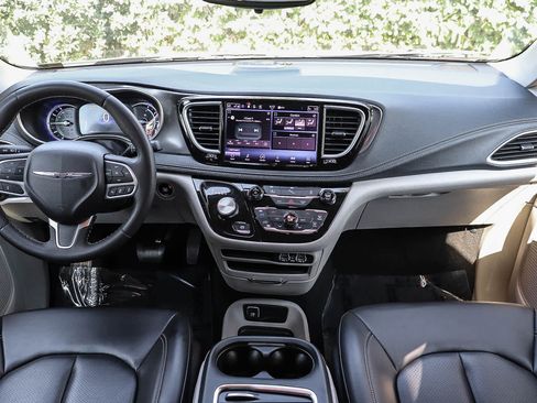 Used 2023 Chrysler Pacifica Touring-L FWD image 12