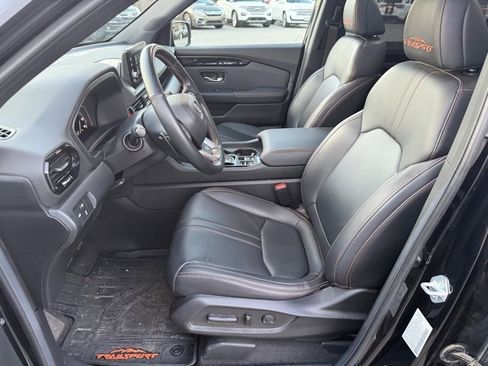 Used 2025 Honda Pilot TrailSport image 12