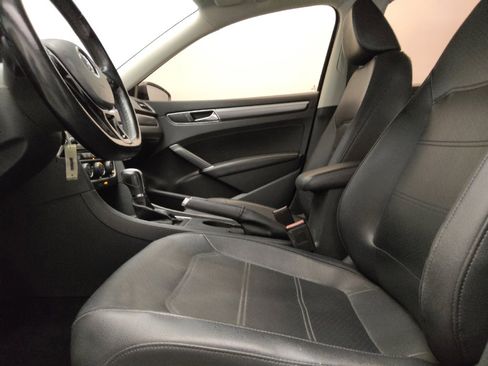Used 2018 Volkswagen Passat 2.0T R-Line FWD image 17