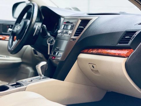 Used 2011 Subaru Outback 2.5i Limited image 2