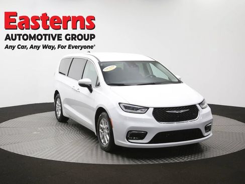 Used 2023 Chrysler Pacifica Touring-L FWD image 51